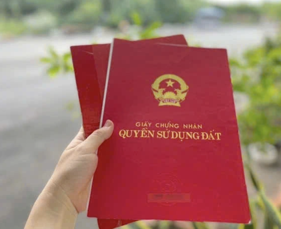 "Sổ đỏ" kh&ocirc;ng đ&uacute;ng mẫu quy định, xử l&yacute; thế n&agrave;o?- Ảnh 1.