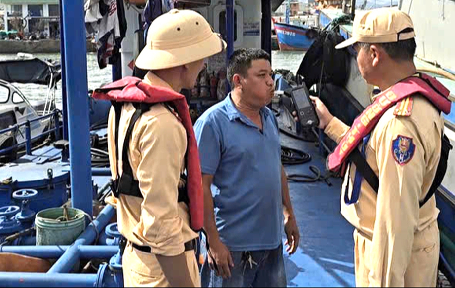 Gia Lai: Siết chặt ATGT đường thuỷ sau các vụ tai nạn lật tàu, thuyền trên cả nước- Ảnh 8. Gia Lai: Siết chặt ATGT đường thuỷ sau các vụ tai nạn lật tàu, thuyền trên cả nước- Ảnh 8.