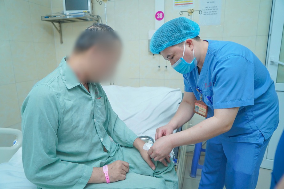 Đau thắt ngực lại tưởng trào ngược dạ dày, người đàn ông nguy kịch- Ảnh 2. Đau thắt ngực lại tưởng trào ngược dạ dày, người đàn ông nguy kịch- Ảnh 2.