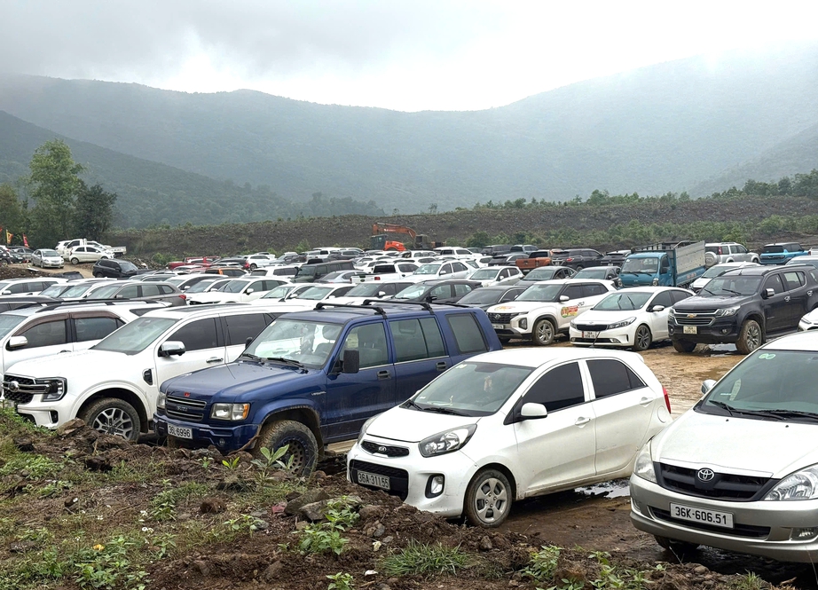 Dòng người đội mưa, vượt sương mù lên cổng trời khai hội đền Nưa - Am Tiêm- Ảnh 7. Dòng người đội mưa, vượt sương mù lên cổng trời khai hội đền Nưa - Am Tiêm- Ảnh 7.