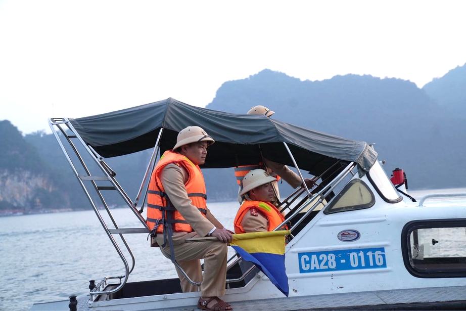 Nhiều t&agrave;u thuyền kh&ocirc;ng đủ điều kiện xuất bến, kh&aacute;ch du xu&acirc;n đền Th&aacute;c Bờ phải quay về- Ảnh 17.