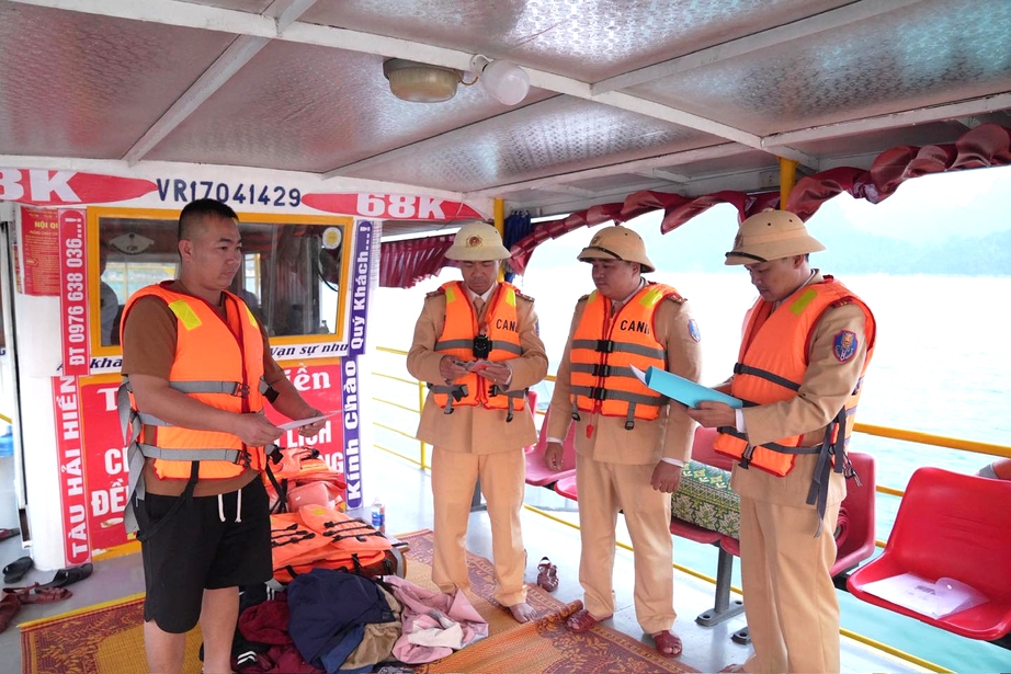 Nhiều t&agrave;u thuyền kh&ocirc;ng đủ điều kiện xuất bến, kh&aacute;ch du xu&acirc;n đền Th&aacute;c Bờ phải quay về- Ảnh 18.