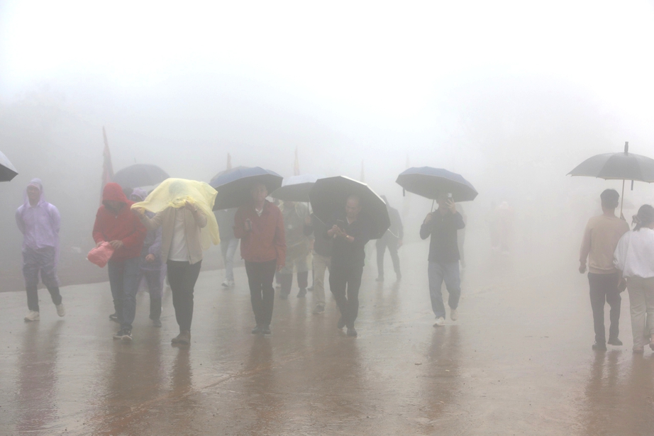 Dòng người đội mưa, vượt sương mù lên cổng trời khai hội đền Nưa - Am Tiêm- Ảnh 1. Dòng người đội mưa, vượt sương mù lên cổng trời khai hội đền Nưa - Am Tiêm- Ảnh 1.