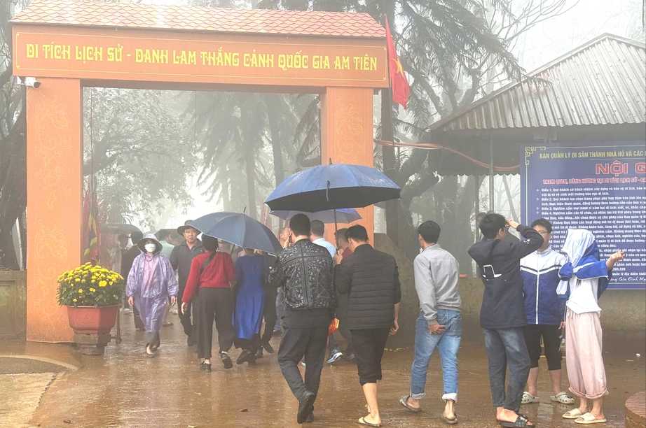 Dòng người đội mưa, vượt sương mù lên cổng trời khai hội đền Nưa - Am Tiêm- Ảnh 2. Dòng người đội mưa, vượt sương mù lên cổng trời khai hội đền Nưa - Am Tiêm- Ảnh 2.