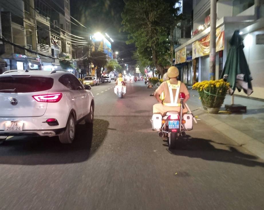 CSGT Gia Lai tuần tra nhiều khung giờ, xử l&yacute; nghi&ecirc;m vi phạm nồng độ cồn dịp lễ hội xu&acirc;n- Ảnh 3.