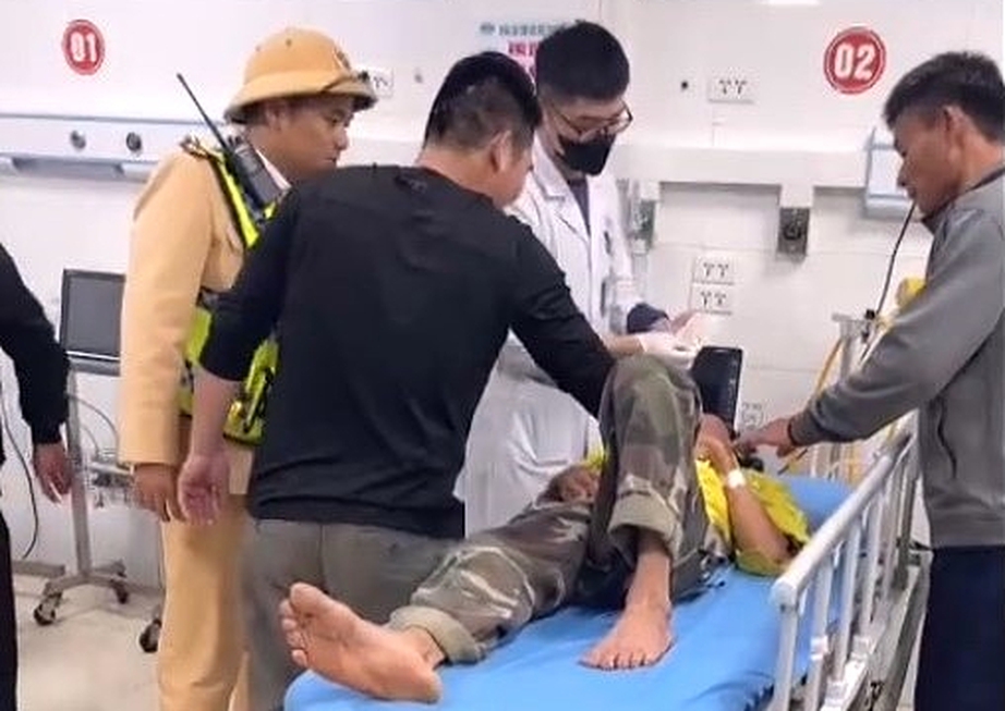 CSGT Thanh H&oacute;a kịp thời hỗ trợ người bệnh nguy kịch đi cấp cứu- Ảnh 1.