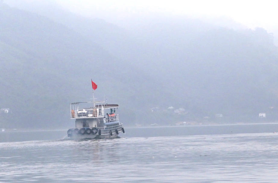 Nhiều t&agrave;u thuyền kh&ocirc;ng đủ điều kiện xuất bến, kh&aacute;ch du xu&acirc;n đền Th&aacute;c Bờ phải quay về- Ảnh 1.