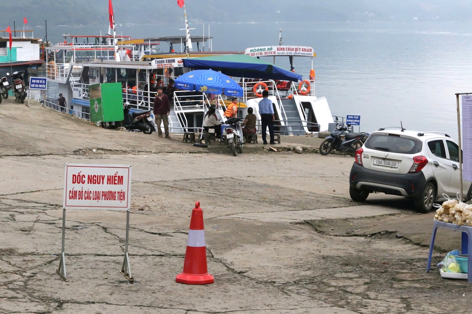 Nhiều t&agrave;u thuyền kh&ocirc;ng đủ điều kiện xuất bến, kh&aacute;ch du xu&acirc;n đền Th&aacute;c Bờ phải quay về- Ảnh 19.