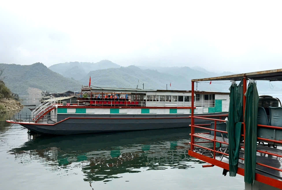 Nhiều t&agrave;u thuyền kh&ocirc;ng đủ điều kiện xuất bến, kh&aacute;ch du xu&acirc;n đền Th&aacute;c Bờ phải quay về- Ảnh 9.