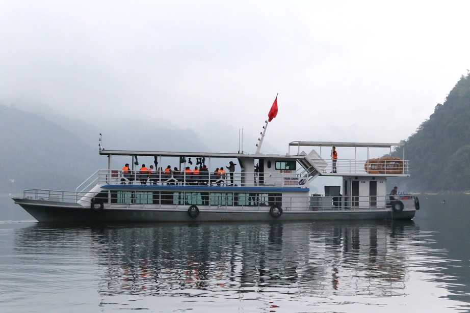 Nhiều t&agrave;u thuyền kh&ocirc;ng đủ điều kiện xuất bến, kh&aacute;ch du xu&acirc;n đền Th&aacute;c Bờ phải quay về- Ảnh 14.