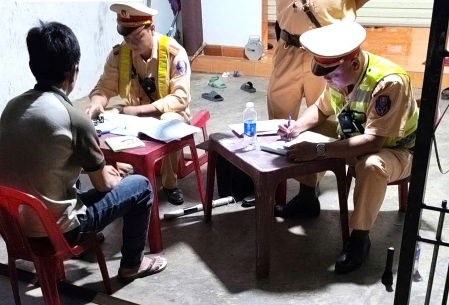 Quảng Ngãi: Xe khách 25 chỗ chở 61 người đi vào đường cấm bị phạt hơn 200 triệu đồng- Ảnh 1. Quảng Ngãi: Xe khách 25 chỗ chở 61 người đi vào đường cấm bị phạt hơn 200 triệu đồng- Ảnh 1.