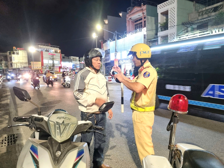 CSGT Gia Lai tuần tra nhiều khung giờ, xử l&yacute; nghi&ecirc;m vi phạm nồng độ cồn dịp lễ hội xu&acirc;n- Ảnh 4.