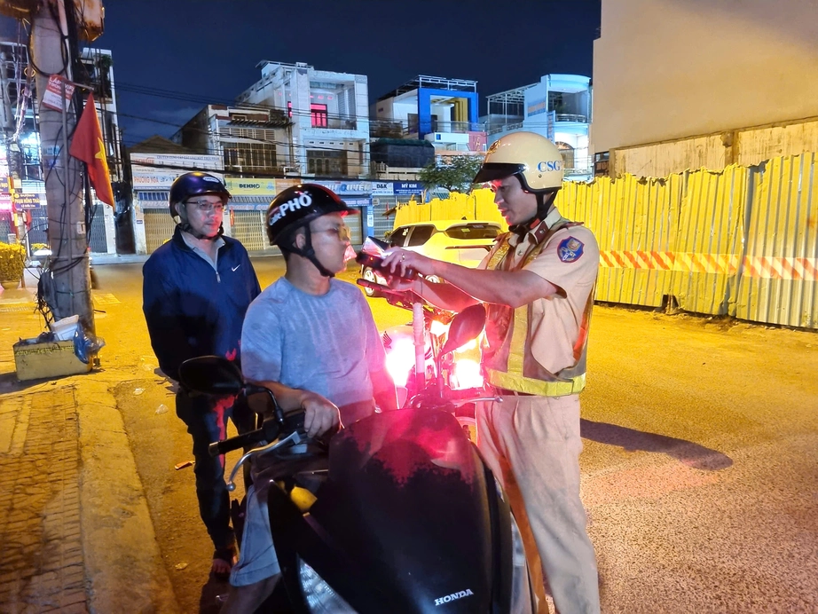 CSGT Gia Lai tuần tra nhiều khung giờ, xử l&yacute; nghi&ecirc;m vi phạm nồng độ cồn dịp lễ hội xu&acirc;n- Ảnh 1.