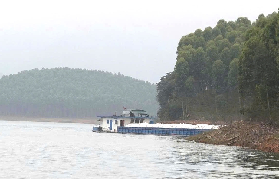 Bắt tạm giam l&aacute;i t&agrave;u chở đ&aacute; trong vụ tai nạn 6 người tử vong ở hồ Th&aacute;c B&agrave;- Ảnh 2.