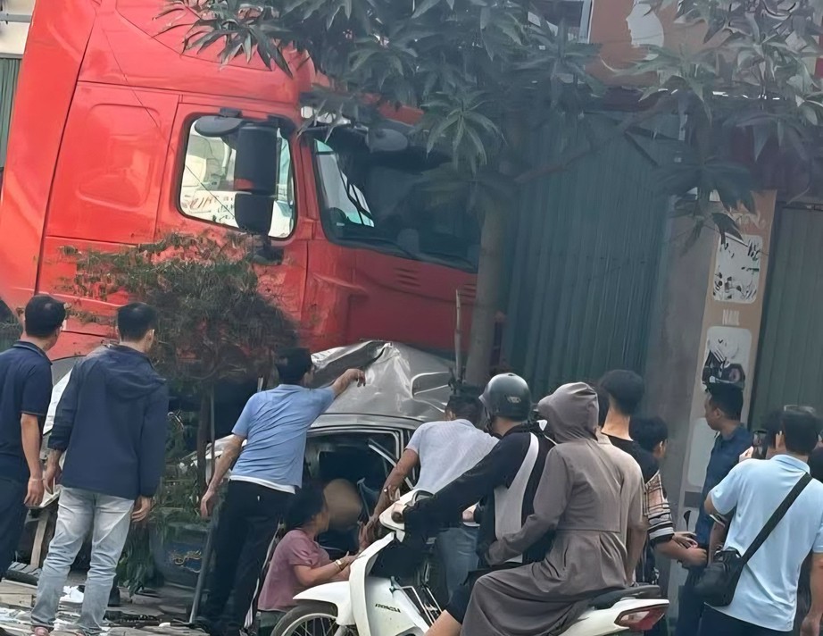 Xe đầu k&eacute;o va chạm &ocirc; t&ocirc; con, lao l&ecirc;n vỉa h&egrave; t&ocirc;ng người đ&agrave;n &ocirc;ng ngồi b&ecirc;n đường tử vong - Ảnh 1.