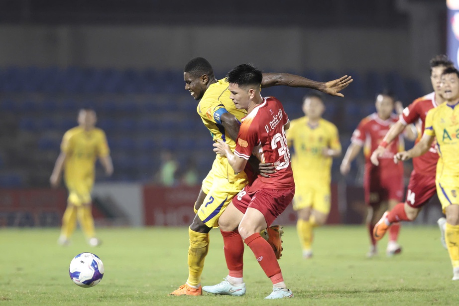 V-League: Hàng công bế tắc, Hà Tĩnh để thua sát nút Sông Lam Nghệ An- Ảnh 2. V-League: Hàng công bế tắc, Hà Tĩnh để thua sát nút Sông Lam Nghệ An- Ảnh 2.
