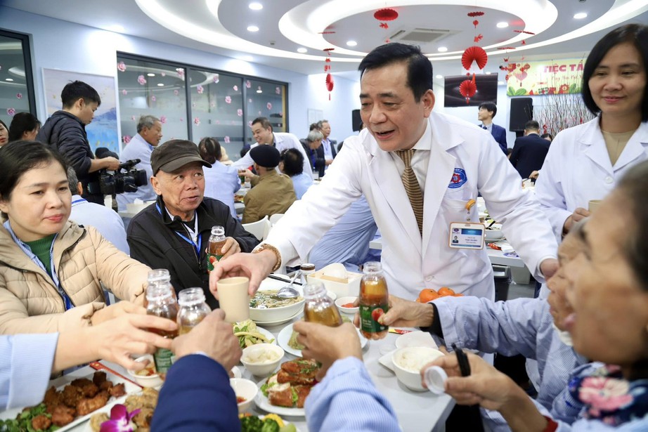 Mang Tết y&ecirc;u thương đến với nhiều người bệnh- Ảnh 2.