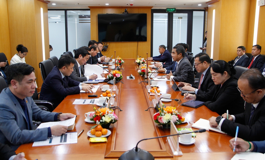 Thứ trưởng Bộ X&acirc;y dựng Nguyễn Tường Văn tiếp Đo&agrave;n l&agrave;m việc Bộ C&ocirc;ng ch&iacute;nh v&agrave; Vận tải L&agrave;o.