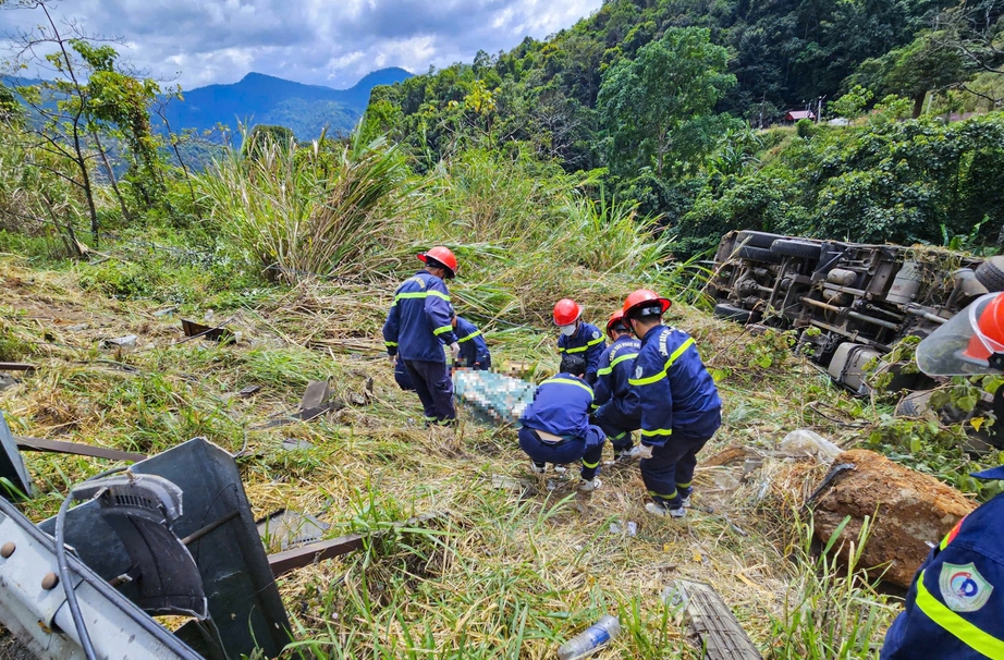 Xe tải mất phanh khi đổ đ&egrave;o Bảo Lộc, t&agrave;i xế tử vong, phụ xe trọng thương- Ảnh 2.