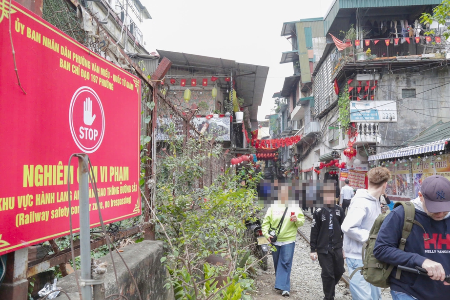 H&agrave; Nội: Cảnh s&aacute;t mời du kh&aacute;ch rời phố c&agrave; ph&ecirc; đường t&agrave;u, check camera để phạt nguội- Ảnh 1.