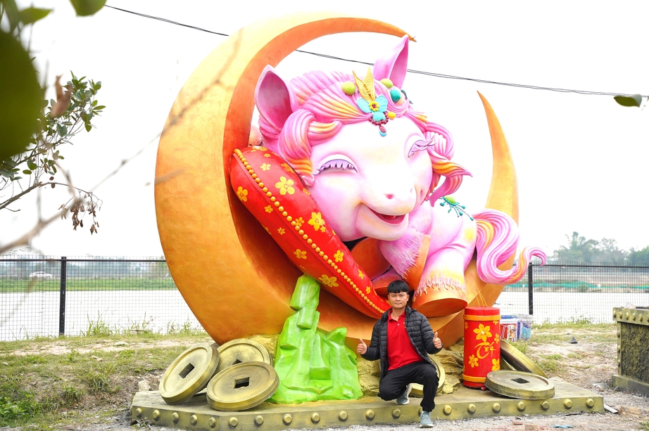 9X Bắc Ninh đấu gi&aacute; linh vật ngựa khổng lồ hơn 200 triệu đồng gi&uacute;p người ngh&egrave;o đ&oacute;n Tết- Ảnh 1.