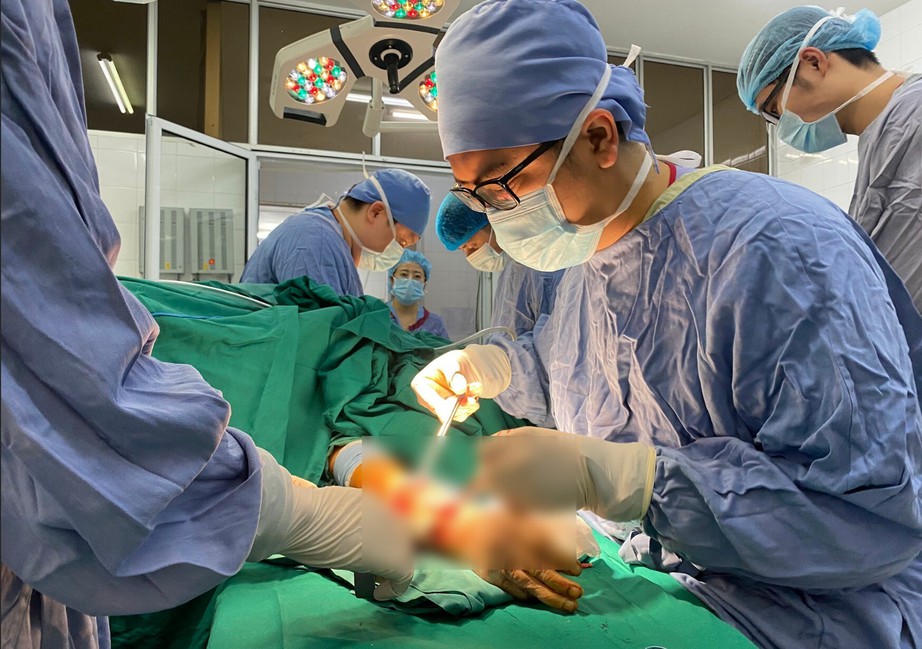 Cấp cứu thành công cụ bà bị chó cắn nát tay, chân- Ảnh 1. Cấp cứu thành công cụ bà bị chó cắn nát tay, chân- Ảnh 1.