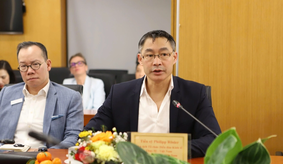 Thứ trưởng Nguyễn Tường Văn tiếp Chủ tịch Tổ chức Diễn đ&agrave;n Kinh tế Thụy Sĩ - Việt Nam- Ảnh 2.