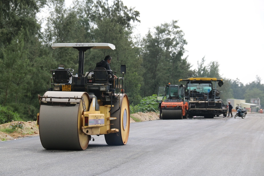 Quảng Ngãi tìm giải pháp hỗ trợ doanh nghiệp xây dựng trước biến động giá xăng dầu
- Ảnh 1. Quảng Ngãi tìm giải pháp hỗ trợ doanh nghiệp xây dựng trước biến động giá xăng dầu
- Ảnh 1.
