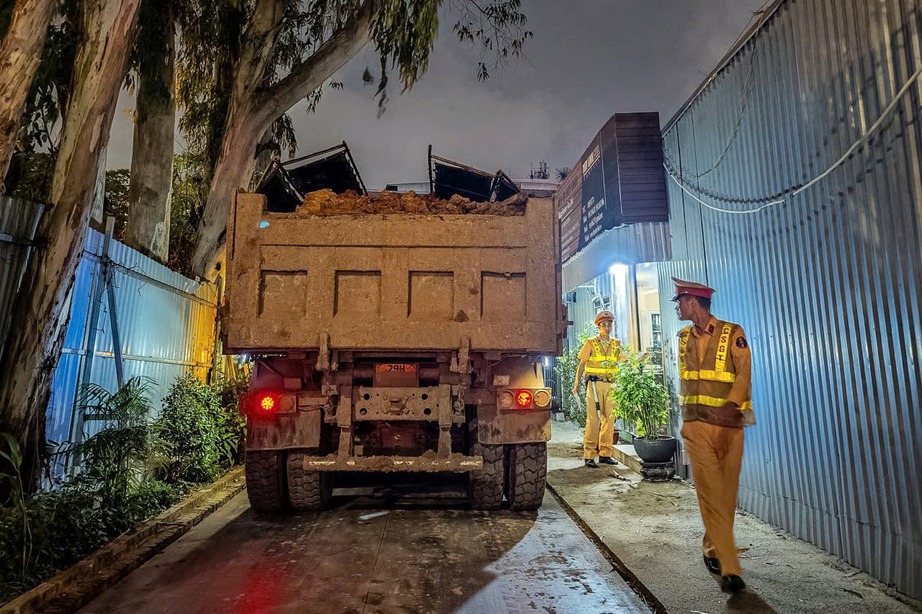 CSGT Hà Nội xử lý hàng chục ô tô tải cơi nới thành, thùng- Ảnh 2. CSGT Hà Nội xử lý hàng chục ô tô tải cơi nới thành, thùng- Ảnh 2.