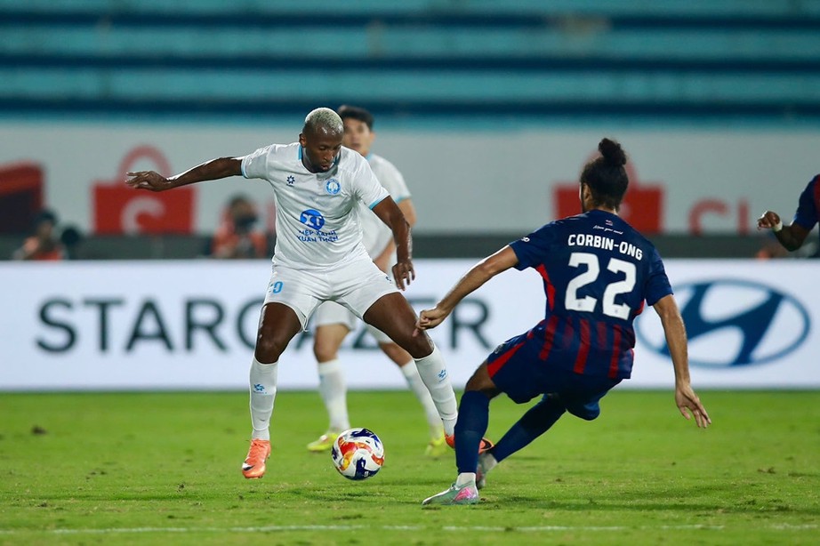 Cúp C1 Đông Nam Á: Ngoại binh đá hỏng phạt đền, Nam Định bị đội bóng Malaysia cầm hòa- Ảnh 1. Cúp C1 Đông Nam Á: Ngoại binh đá hỏng phạt đền, Nam Định bị đội bóng Malaysia cầm hòa- Ảnh 1.