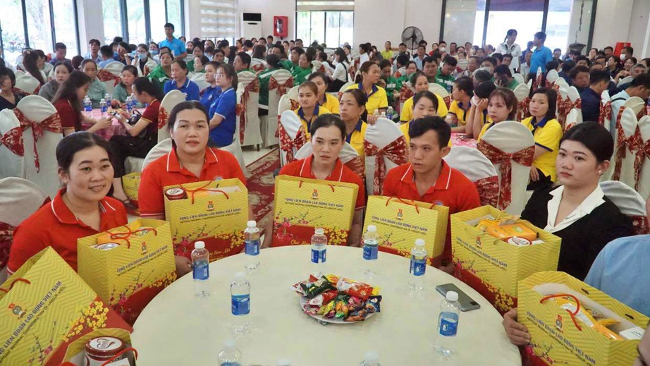 "M&aacute;i ấm c&ocirc;ng đo&agrave;n" mang m&ugrave;a xu&acirc;n đến với người lao động C&agrave; Mau- Ảnh 1.