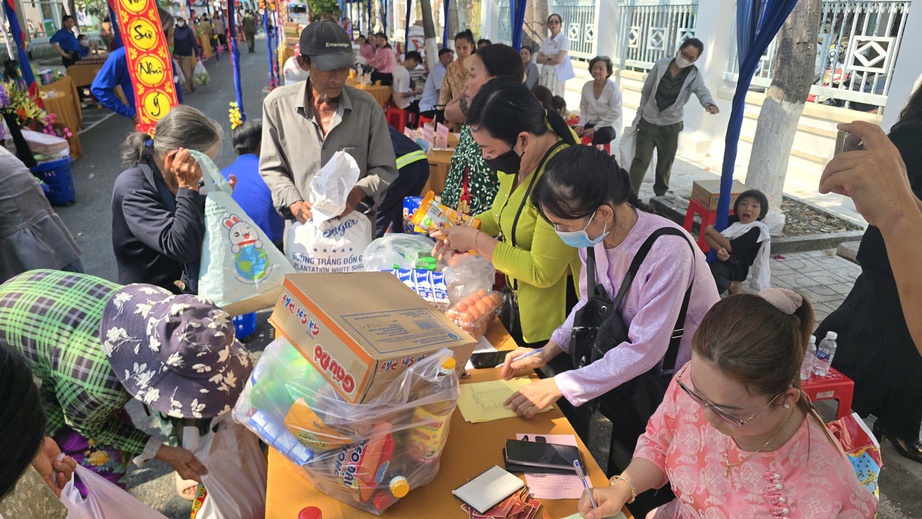 Ấm &aacute;p phi&ecirc;n chợ xu&acirc;n "tự chọn" 0 đồng cho 1.000 người d&acirc;n v&ugrave;ng bi&ecirc;n giới An Giang- Ảnh 2.