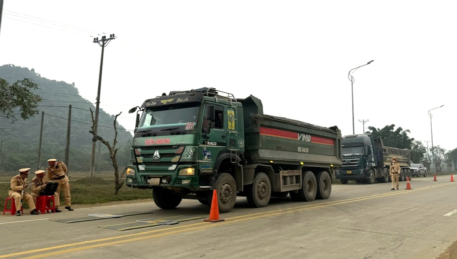 CSGT Phú Thọ xử lý ô tô cơi nới thùng, chở hàng quá tải- Ảnh 14. CSGT Phú Thọ xử lý ô tô cơi nới thùng, chở hàng quá tải- Ảnh 14.