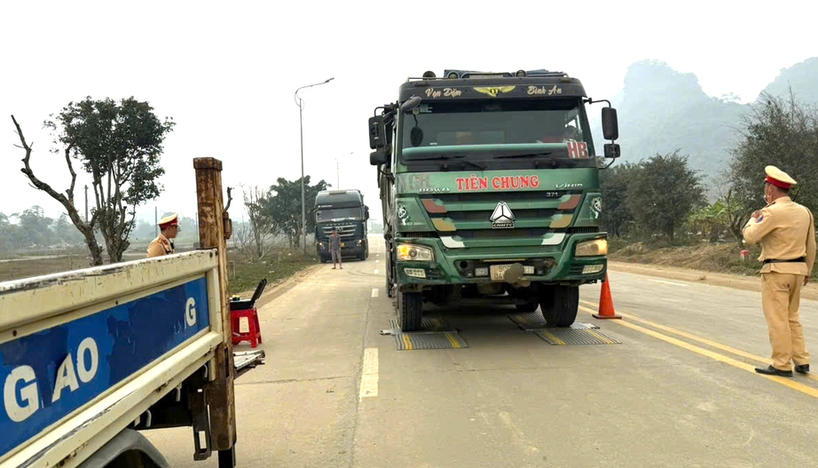 CSGT Phú Thọ xử lý ô tô cơi nới thùng, chở hàng quá tải- Ảnh 2. CSGT Phú Thọ xử lý ô tô cơi nới thùng, chở hàng quá tải- Ảnh 2.
