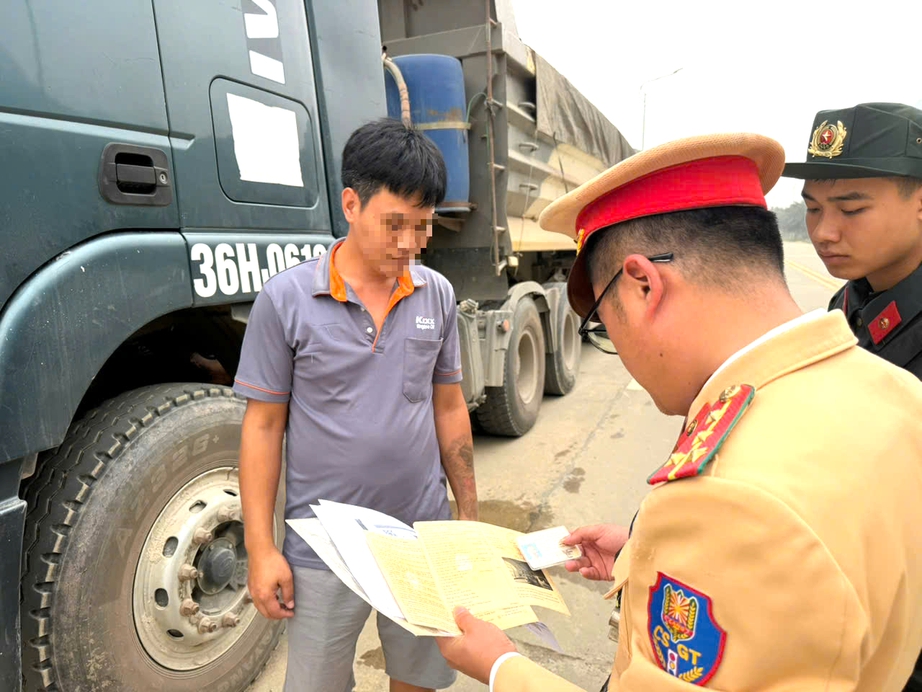 CSGT Phú Thọ xử lý ô tô cơi nới thùng, chở hàng quá tải- Ảnh 6. CSGT Phú Thọ xử lý ô tô cơi nới thùng, chở hàng quá tải- Ảnh 6.