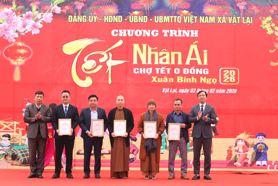 Người dân rộn ràng đón Tết Nguyên đán Bính Ngọ 2026- Ảnh 2. Người dân rộn ràng đón Tết Nguyên đán Bính Ngọ 2026- Ảnh 2.