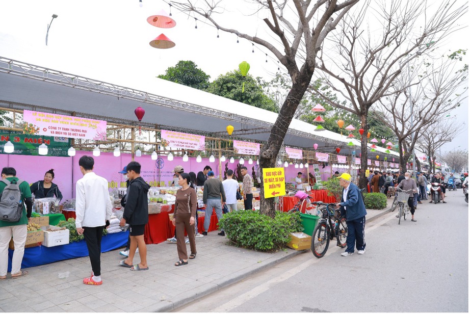 Hội chợ C&ocirc;ng vi&ecirc;n Thi&ecirc;n Văn học - Nơi Tết Việt hội tụ giữa tr&aacute;i tim xanh ph&iacute;a T&acirc;y H&agrave; Nội- Ảnh 5.