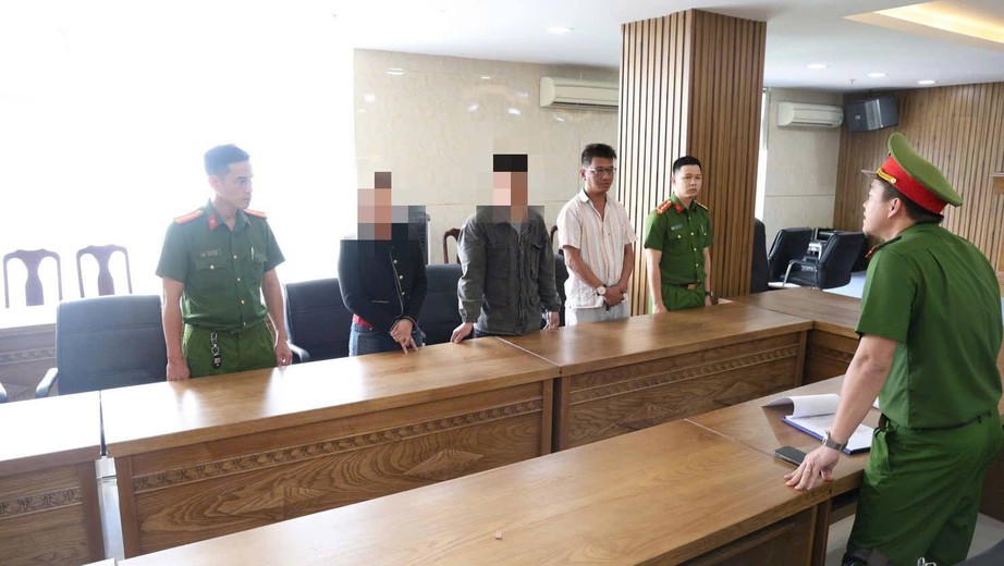 Danh tính cặp vợ chồng cầm đầu đường dây sản xuất sơn JOTUN giả ở Đà Nẵng vừa bị bắt- Ảnh 1. Danh tính cặp vợ chồng cầm đầu đường dây sản xuất sơn JOTUN giả ở Đà Nẵng vừa bị bắt- Ảnh 1.