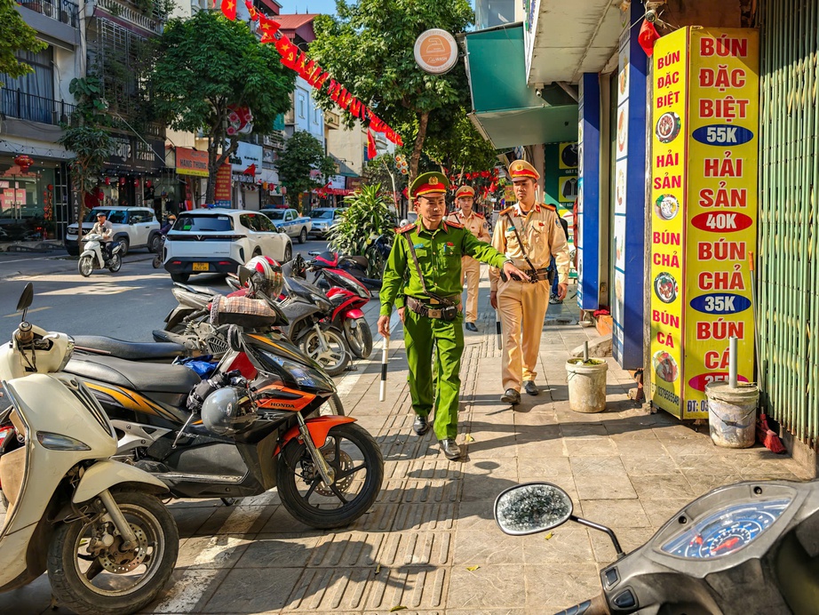 Công an Hà Nội sẵn sàng đảm bảo an ninh trật tự, ATGT phục vụ hơn 6 triệu cử tri đi bầu cử- Ảnh 5. Công an Hà Nội sẵn sàng đảm bảo an ninh trật tự, ATGT phục vụ hơn 6 triệu cử tri đi bầu cử- Ảnh 5.
