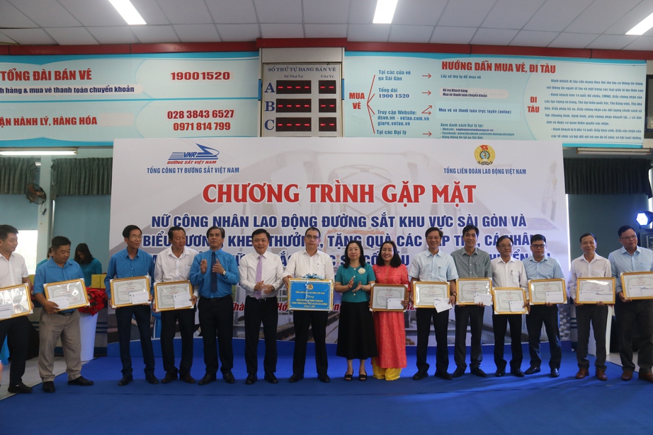 Đường sắt Việt Nam gặp mặt, tặng qu&agrave; nữ c&ocirc;ng nh&acirc;n lao động khu vực S&agrave;i G&ograve;n- Ảnh 4.