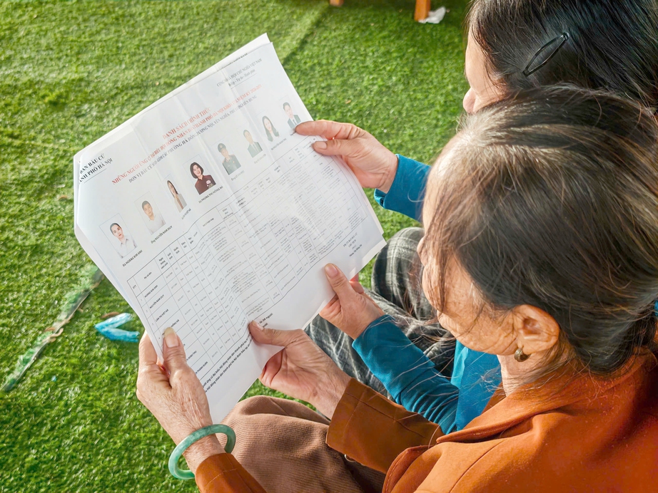 H&agrave; Nội: CSGT l&ecirc;n thuyền ph&aacute;t thẻ cử tri tại l&agrave;ng ch&agrave;i, sẵn s&agrave;ng cho Ng&agrave;y hội non s&ocirc;ng- Ảnh 5.