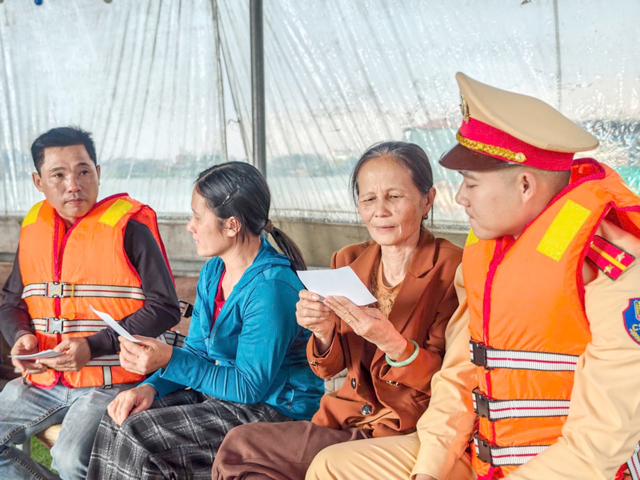 H&agrave; Nội: CSGT l&ecirc;n thuyền ph&aacute;t thẻ cử tri tại l&agrave;ng ch&agrave;i, sẵn s&agrave;ng cho Ng&agrave;y hội non s&ocirc;ng- Ảnh 10.