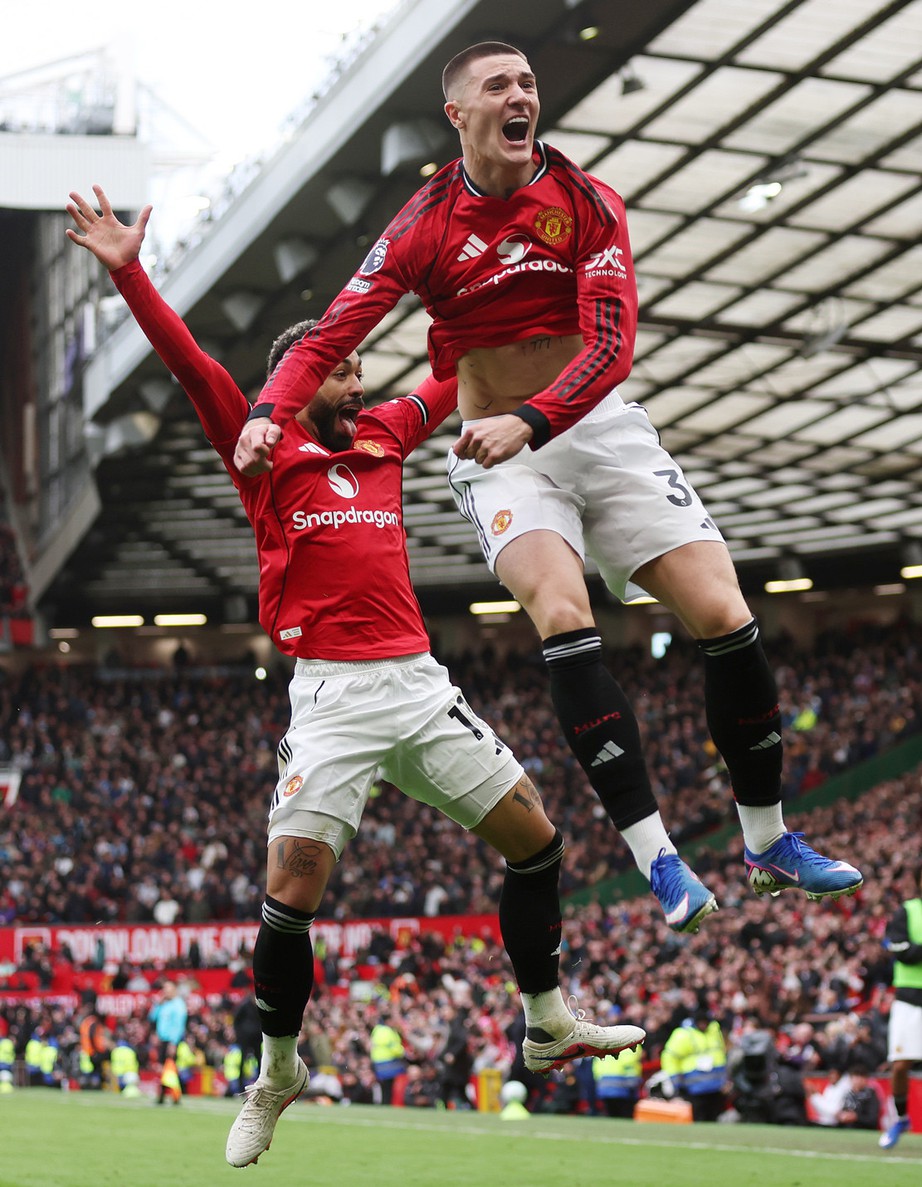 Ngoại hạng Anh: Bruno Fernandes tỏa s&aacute;ng, Man United dễ d&agrave;ng vượt qua Aston Villa- Ảnh 1.