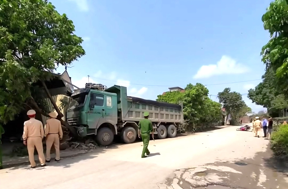 Ninh Bình: Va chạm với xe tải, người đàn ông đi xe máy tử vong thương tâm- Ảnh 1. Ninh Bình: Va chạm với xe tải, người đàn ông đi xe máy tử vong thương tâm- Ảnh 1.