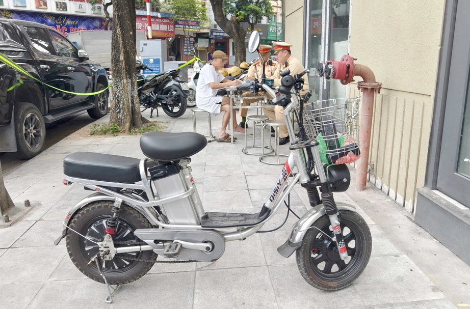 H&agrave; Nội: CSGT ph&aacute;t hiện  nhiều người lớn tuổi đi xe đạp vi phạm nồng độ cồn- Ảnh 1.