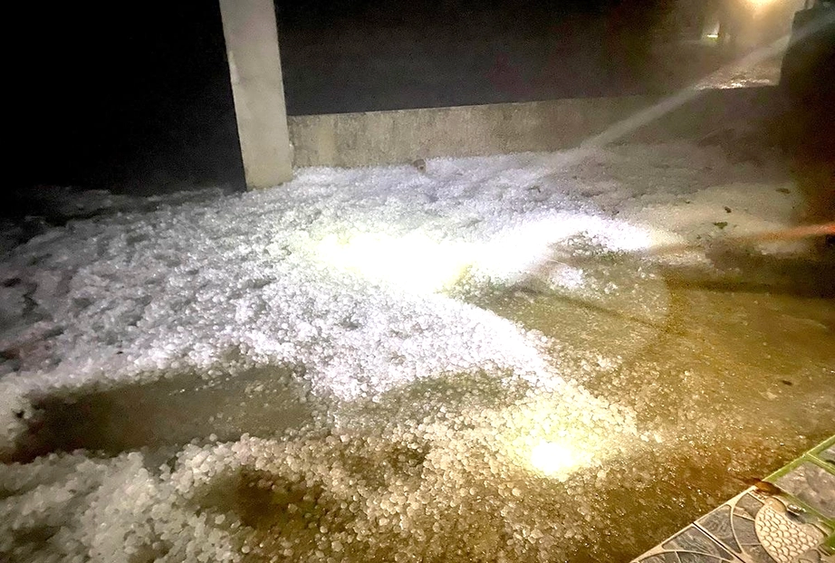 Mưa đ&aacute; trong đ&ecirc;m g&acirc;y thiệt hại tại nhiều x&atilde; v&ugrave;ng cao Tuy&ecirc;n Quang- Ảnh 1.