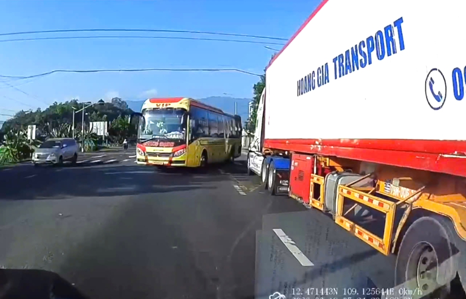 Kh&aacute;nh H&ograve;a: Siết quản l&yacute; xe kh&aacute;ch, xử l&yacute; nhiều vi phạm- Ảnh 1.