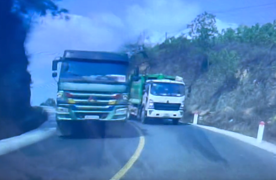 Từ clip tr&ecirc;n MXH, t&agrave;i xế xe r&aacute;c vượt ẩu tr&ecirc;n QL217 qua Thanh H&oacute;a bị phạt 5,5 triệu đồng - Ảnh 1.