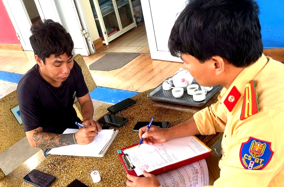 Từ clip tr&ecirc;n MXH, t&agrave;i xế xe r&aacute;c vượt ẩu tr&ecirc;n QL217 qua Thanh H&oacute;a bị phạt 5,5 triệu đồng - Ảnh 2.