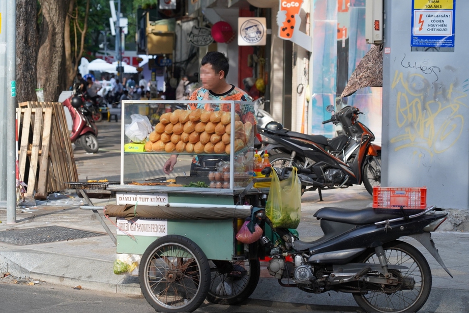 TP.HCM xử phạt hơn 17 tỷ đồng vi phạm vỉa h&egrave;, tăng cường giải ph&aacute;p lập lại trật tự đ&ocirc; thị- Ảnh 1.